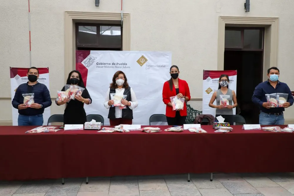 Dona Voluntariado de Salud kits de higiene al SEDIF