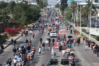 Taxistas piratas y la 28 de Octubre toman nuevamente la Vía Atlixcáyotl y marchan al CIS