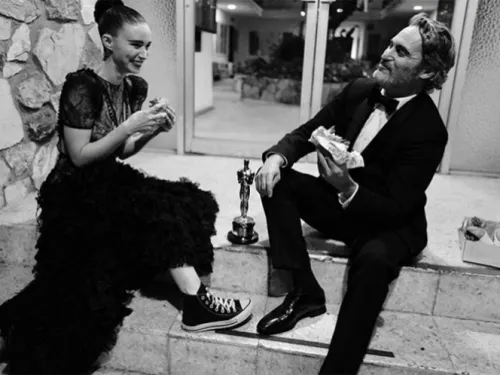 Joaquin Phoenix y Rooney Mara festejan el Oscar con una hamburguesa, en la banqueta