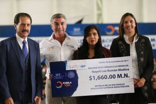 Tony Gali entrega apoyos a estudiantes de la entidad