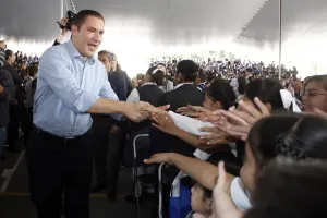 Entrega gobierno paquetes escolares a estudiantes CENHCH