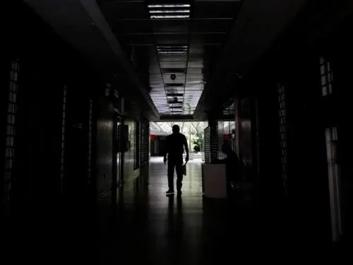 Venezuela sigue sin luz; suspenden clases y labores