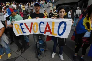 El chavismo cerca Caracas pero los opositores llenan las calles