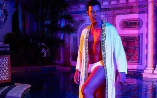 Le llegaron al precio. Ricky Martin se desnuda en serie sobre Gianni Versace