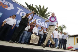 Se compromete Tony Gali con gestionar Carretera Pahuatlán-Honey