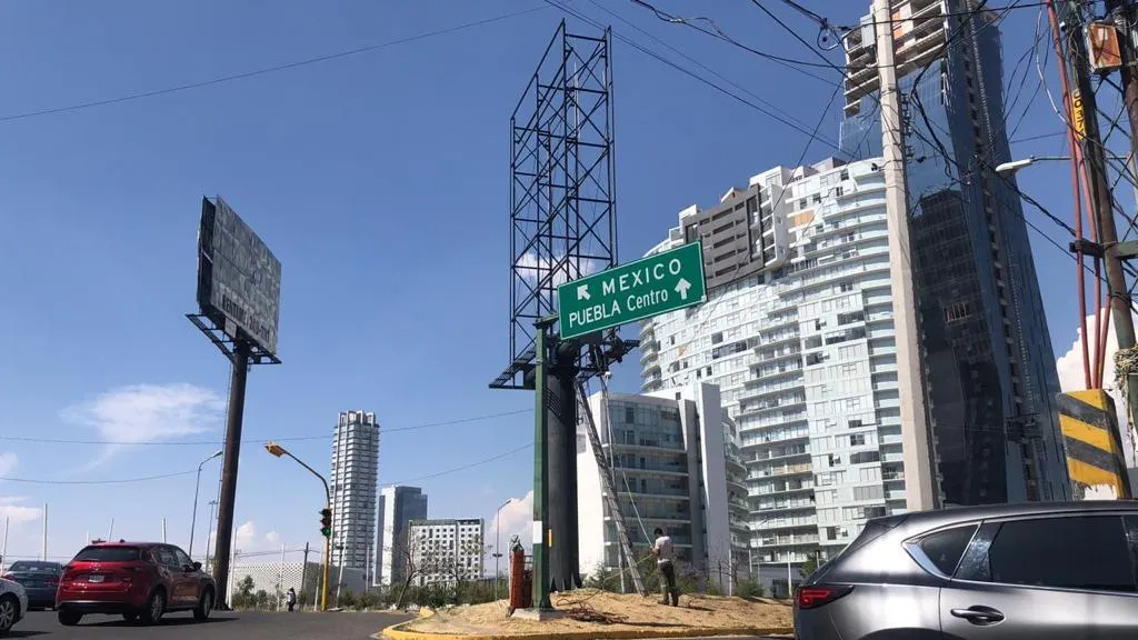 Ejecuta Medio Ambiente retiro de estructuras publicitarias por incumplir normatividad
