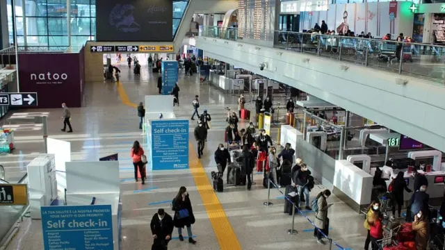UE suspendería vuelos a países con nueva variante de COVID-19
