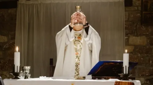 Sacerdote alemán da positivo a COVID-19 tras oficiar misas con asistencia de personas