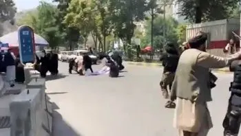Talibanes disparan al aire para dispersar manifestación de mujeres en Afganistán