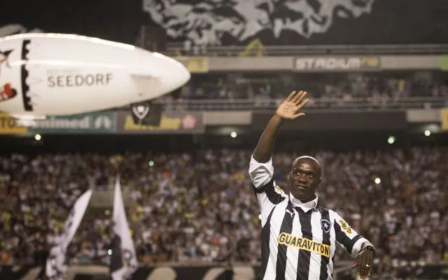 Reciben como héroe a Seedorf en Brasil