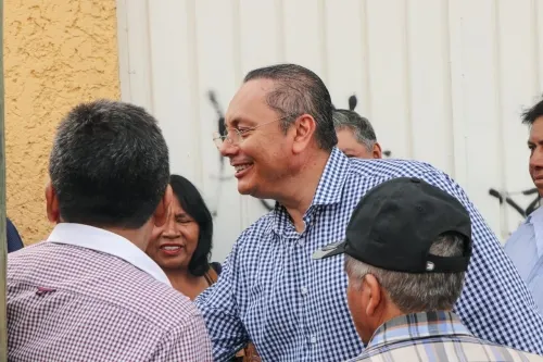 Guillermo Velázquez entrega obras de servicio básico en Prados el León