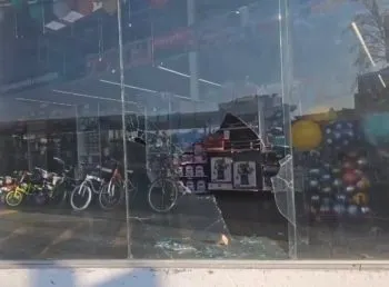 ¡Otra vez Juguetrón! Tienda en bulevar 5 de Mayo sufre tercer cristalazo en dos meses