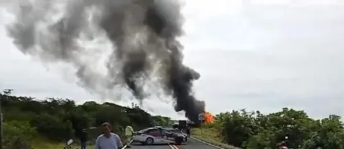 Fatal accidente entre tráiler y auto en Izúcar de Matamoros deja cinco muertos