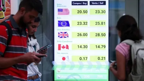 Dólar cierra la semana hasta en 22.68 pesos; BMV pierde