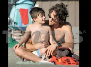 Captan a Sebastián Rulli en vacaciones con su hijo