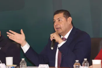 Armenta afirma que no cederá ante presión de grupos que apoyan “taxis piratas”
