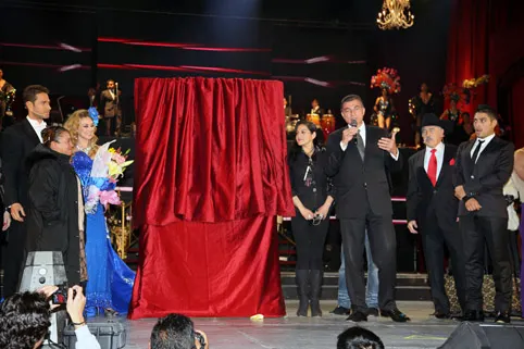 Gali develó la placa conmemorativa de Perfume de Gardenia