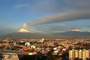 Amanece Popocatépetl con extensa fumarola
