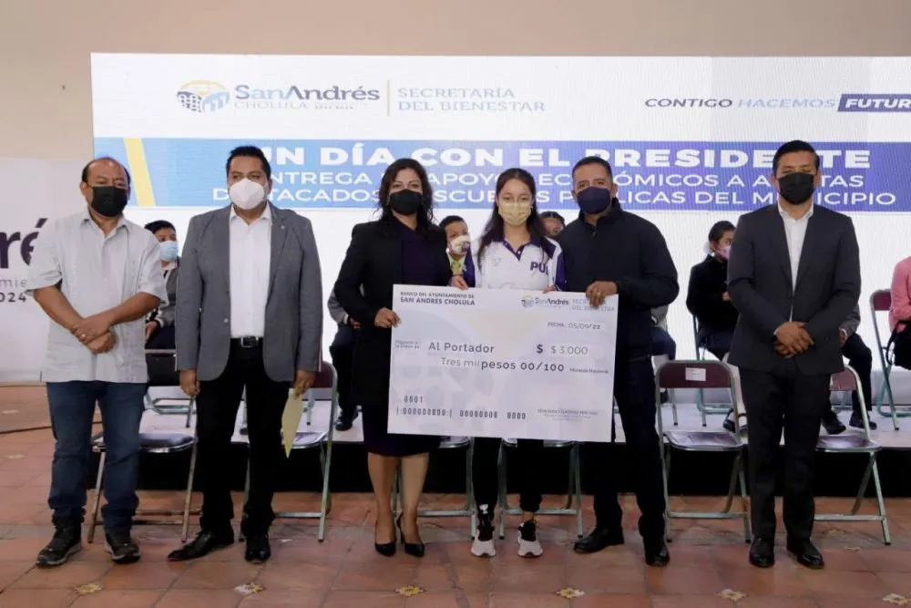 Ayuntamiento de San Andrés entrega apoyos a estudiantes y atletas