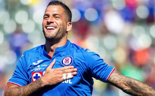 Cruz Azul vence 4-0 a Necaxa y se corona en la SuperCopa MX