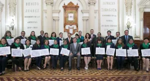 Tony Gali entrega reconocimientos a docentes del BINE