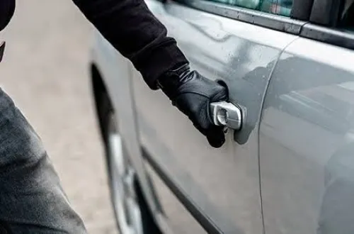 Sale a vender su auto y desaparece; hay tres detenidos