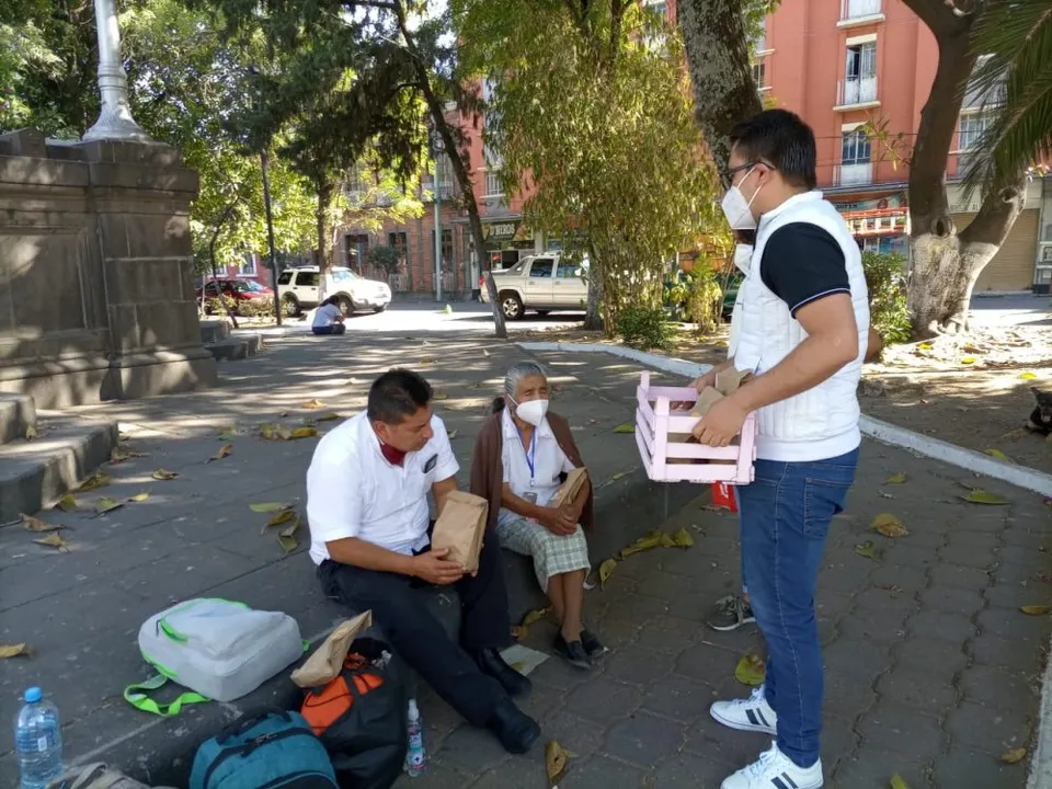 Reparten lunches para familiares de enfermos en San José