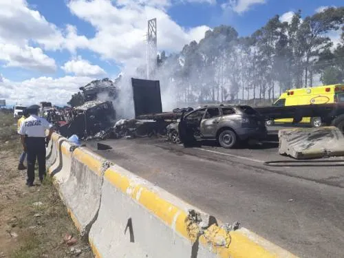 Trágica carambola en la autopista Puebla-Córdoba dejó un muerto calcinado y 14 heridos