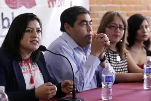 Claudia Rivera pide a Rivera Pérez abandonar la contienda por prestarse al juego político
