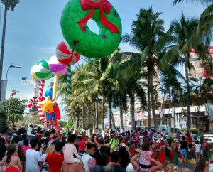 Realizan desfile de globos gigantes en Acapulco