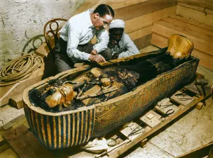 Howard Carter examina el sarcófago de Tutankamón