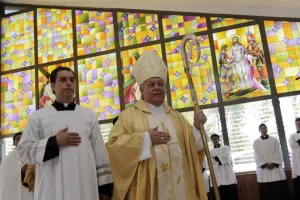 Arzobispo celebra con jornada de oración y comida 64 años de vida