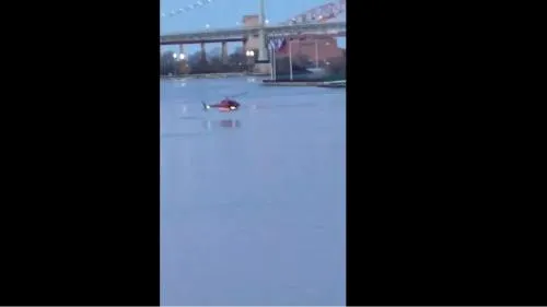 Video: Un helicóptero se desploma en el East River, en Manhattan