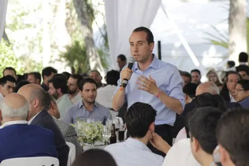 Mario Riestra reafirma a empresarios su compromiso por una economía más fuerte