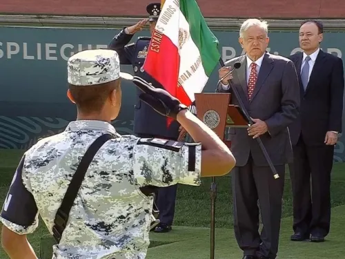 Toma protesta López Obrador a elementos de Guardia Nacional