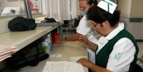 Ex empleados del IMSS investigados por vender plazas falsas a aspirantes
