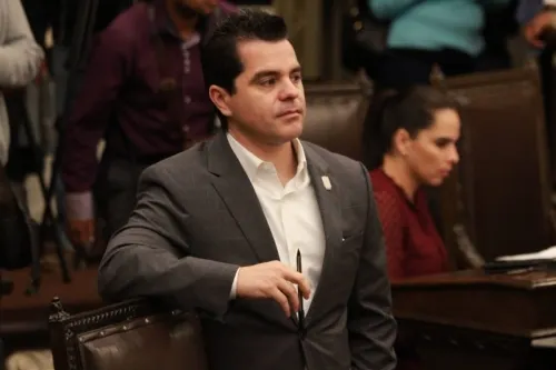 Se reúnen Escobedo y García Almaguer para llevarse del pan a los morenovallistas