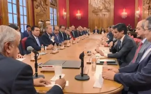 AMLO firma con bancos acuerdo por 8 mil mdd para refinanciar Pemex