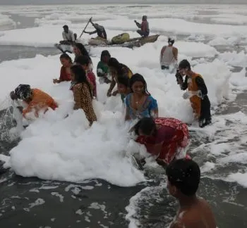 Ritual se lleva a cabo entre espuma tóxica en India