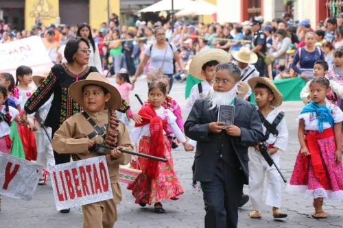 Más de 8 mil atlixquenses conmemoran con desfile el 109 Aniversario de la Revolución Mexicana