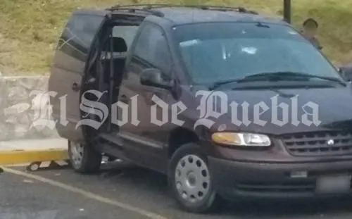 Balean a familia que viajaba en su camioneta en Tecamachalco