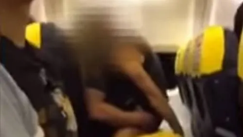 A una pareja le gana la pasión en pleno vuelo