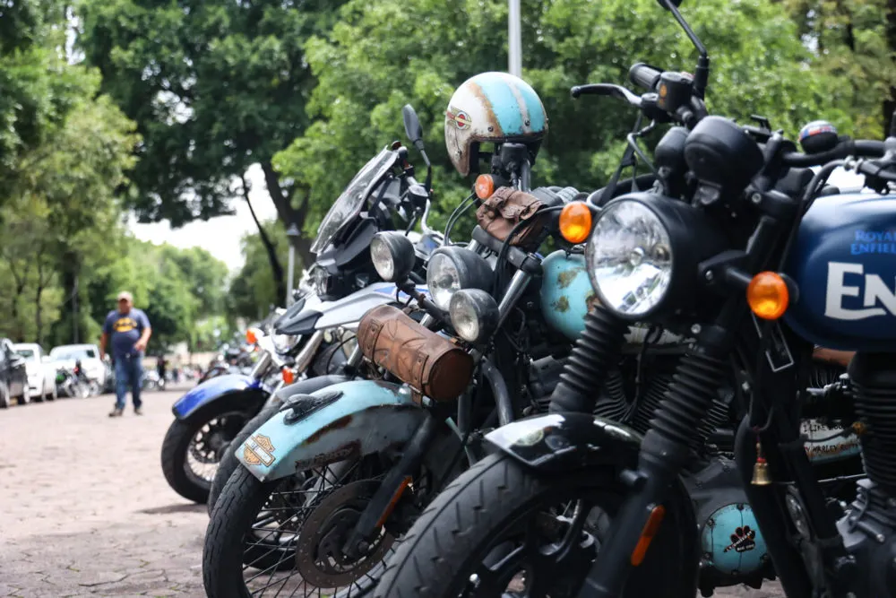 ¡Adiós al chaleco! En Puebla, motociclistas deberán llevar la placa rotulada en el casco