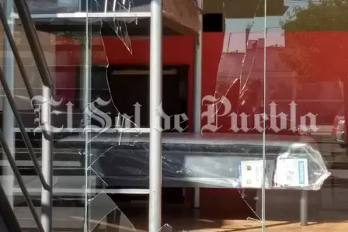Dan cristalazo a tienda de colchones de la 11 Sur y 105 Poniente