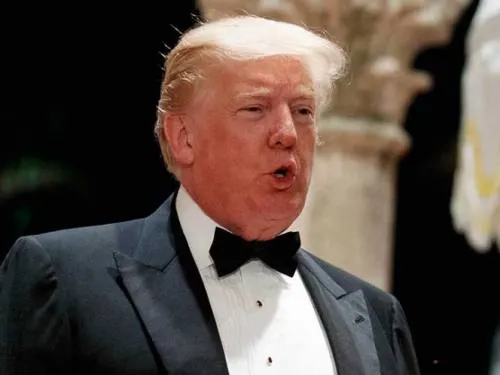 Trump arremete contra Pakistán e Irán en primeros tuits del año