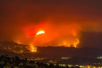Incendios en Los Ángeles dejan 24 muertos y más de 100 mil evacuados