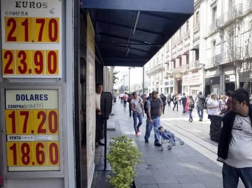 Peso se deprecia ante fortalecimiento global del dólar