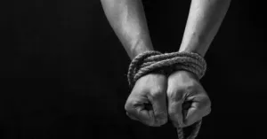Habitantes de Ixcamilpa amagan con linchar a secuestradores de joven