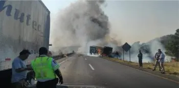 Incendio de un tractocamión provoca cierre de la autopista Puebla-Orizaba en ambos sentidos