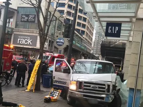 Sube a seis número de heridos por choque de camioneta en Seattle